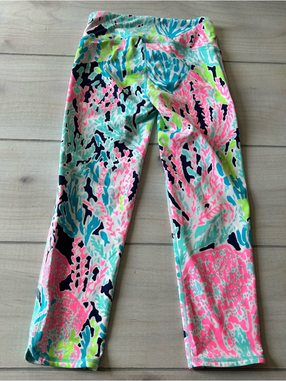 Lilly Pulitzer Luxletic Tropical Coral Resort Cropped 28" Active Leggings - Picture 4 of 5